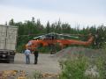 Einer der massiven Helikopter, die hier für den Hochspannungs-Leitungs-Bau im Einsatz stehen