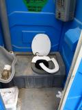 Ein verlassenes Toiletten-Häuschen von einer früheren Baustelle - für mich eine grosse Erleichterung: Business-Pause ohne Moskitos und Wind am Allerwertesten...