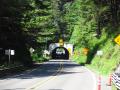 Schmaler Tunnel mit einem aktivierbaren Velowarner direkt über dem Tunneleingang