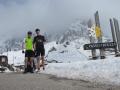 1600m aufstieg mit einem derartig beladenen Fahrrad sind eine ziemliche körperliche Herausforderung. Folglich war die Freude über das Erreichen des Passes gross...